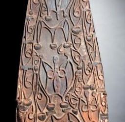 000871 Papua, Northwest Asmat, Pomatsj River, shield