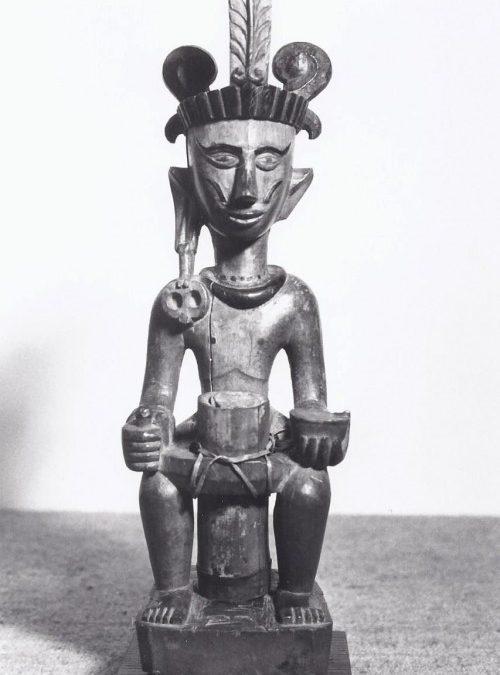 001044 Sumatra, South Nias, seated ancestor figure