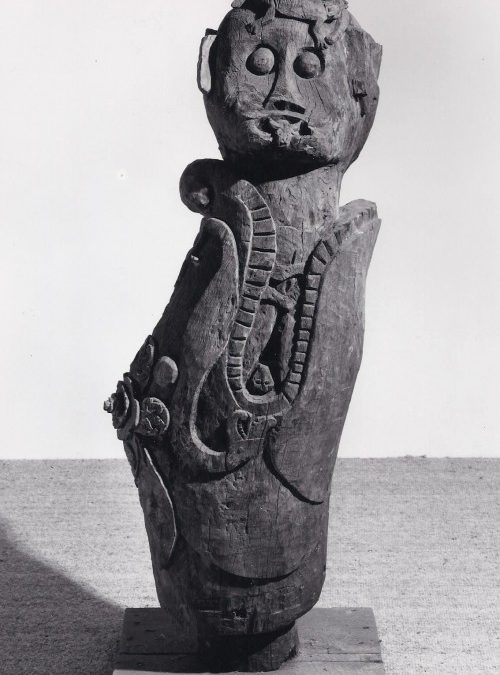 001065 Borneo, East Kalimantan, Dayak, architectural fragment