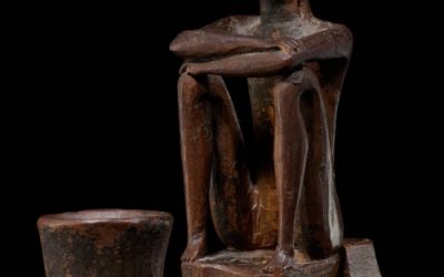 001160 Moluccas, Leti, ancestor figure with offering recepticle