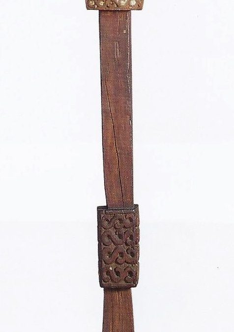 001136 Moluccas, Tanimbar, ancestor figure on pillar