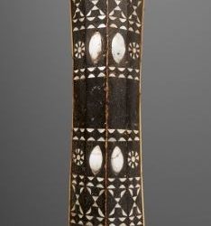 000952 Moluccas, Halmahera, dance or parry shield