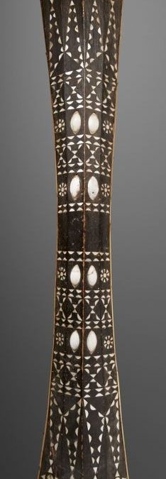 000952 Moluccas, Halmahera, dance or parry shield
