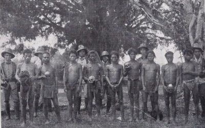 001240 Borneo, Kalimantan, photograph of captured Dayak headhunters with skulls