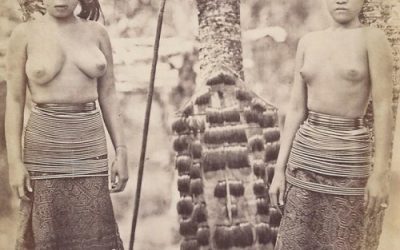 001242 Borneo, Sarawak, two Iban women in front of a war shield