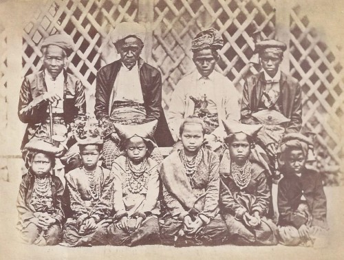 001250 Sumatra, Minangkabau, Siak, photograph of a family