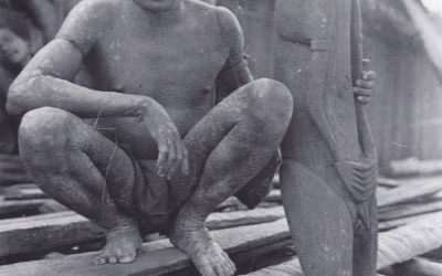 001279 Papua, Lake Sentani, photo of a Papua holding an ancestor figure