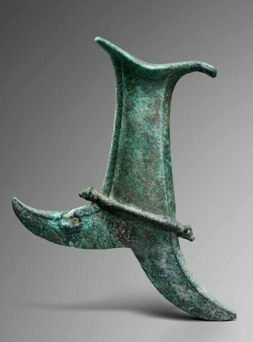 001381 Java, bronze double-headed axe