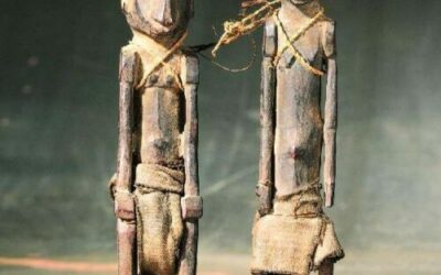 001472 Timor, Ataoro, pair of ancestor figures