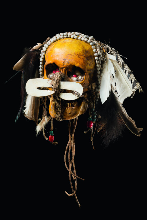 000179 Papua Asmat ancesor skull decorated with abrus and coix seeds feathers glass beads Prov. P. Serre,