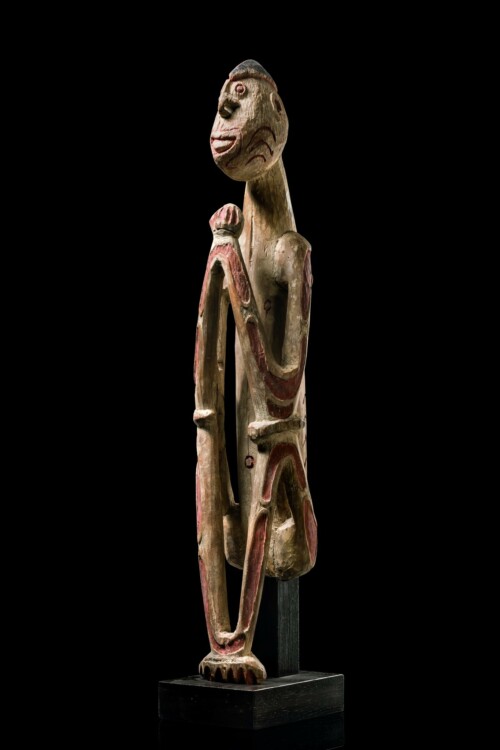 000190 Papua Asmat seated anthropomorphic figure elbows touching the raised knees horizontal strut between wood pigments h. 80 cm. Zemanek 8-9-12 39 € 3200 hp