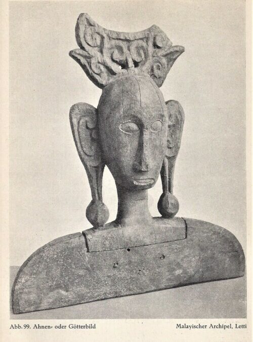 001521 Moluccas, Leti, wooden flag-head