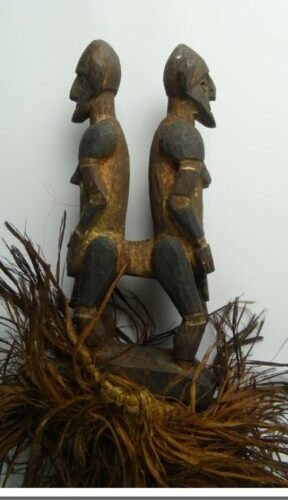001588 Papua, Yos Sudarso or Sentani Lake, staff