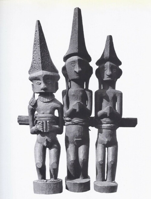 001790 Nias, row of ancestor figures