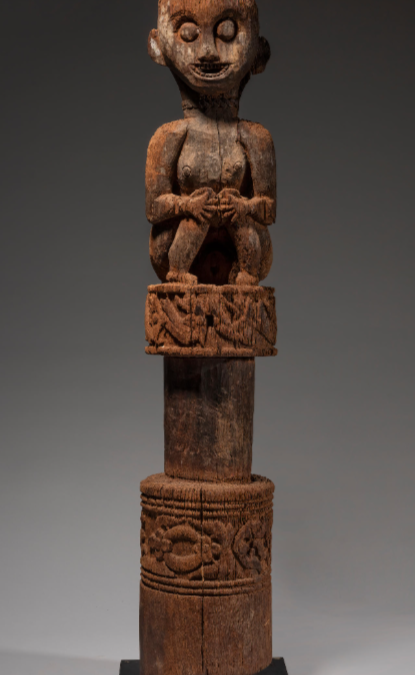 001821 Borneo, Central Kalimantan, Dayak figure on pole