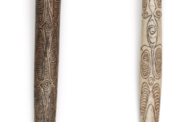 001883 Papua, Lake Sentani, two daggers